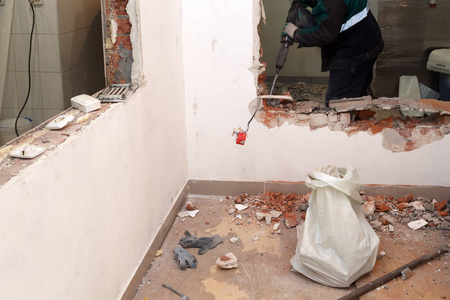 墙砖上打孔会不会把墙砖打破了呢(墙砖上打孔会不会把墙砖打破了呢怎么办)