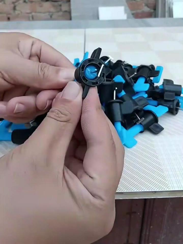 瓷砖找平器怎么取出来(瓷砖找平器怎么取出来不掉瓷)